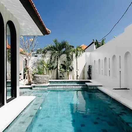Design Villa Walking Distance To Echo Beach!